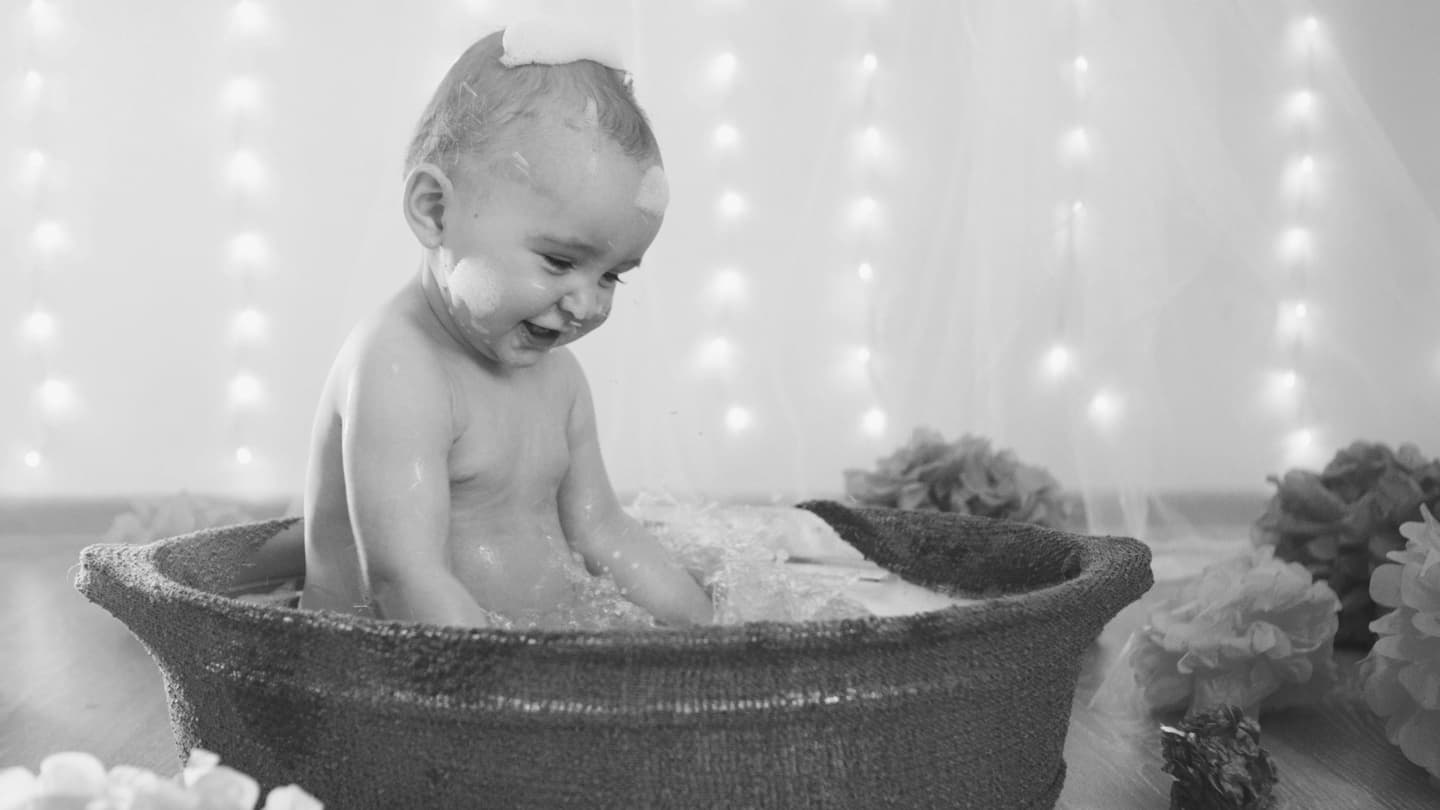 石鹼で洗う赤ちゃん